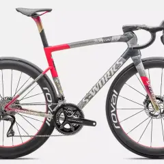 Racefiets met uniek patroon, een mix van grijs, rood en goud. Een fiets die je een andere kleur kunt geven met deze opvallende design.