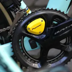 Fiets met Shimano Dura-Ace crankstel en gele Pioneer vermogensmeter. Controleer op de shimano terugroepactie.