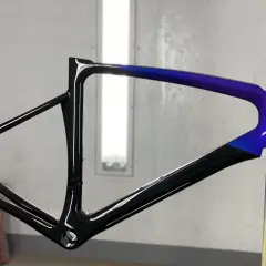 Fietsframe met glanzende zwarte en paarse gradiënt lak. Klaar voor het fiets verven project.