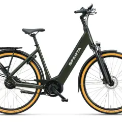 Groene Sparta Ion e-Speed e-bike met gele banden en bagagedrager. Klaar voor snelle, comfortabele ritten.