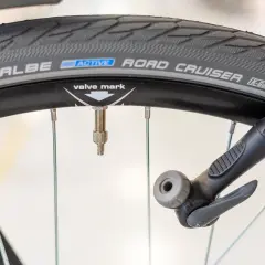 Fietspomp bevestigd aan ventiel voor meer druk voorwielen. Schwalbe Road Cruiser band.