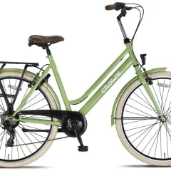 Lichtgroene damesfiets met bruin zadel en bruine handvatten. Deze damesfiets goedkoop is ideaal voor dagelijks gebruik en heeft een bagagedrager.