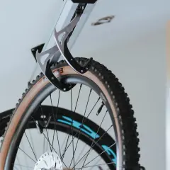Een mtb ophangen muur is slim gedaan met deze houder. De banden van de mountainbike hangen netjes aan de muur.