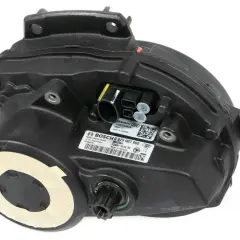 Zwarte Bosch Performance Line 65nm motor voor e-bikes, met label en aansluitingen.