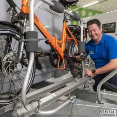 Man toont fietsendrager voor caravan, ideaal om een elektrische fiets veilig te vervoeren.