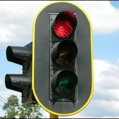 Verkeerslicht met rood licht aan, een waarschuwing voor een mogelijke boete rood licht.