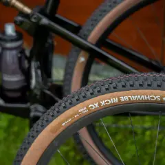 De Schwalbe Rocket Ron banden, met hun bruine zijkanten, vormen de beste mtb banden combinatie voor snelheid en grip op de trails.