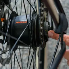 Vinger raakt de ketting aan bij de Shimano Nexus 5 naaf, mogelijk om shimano nexus 5 problemen te verhelpen.