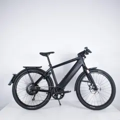 Zwarte speed pedelec met een krachtige motor en accu, ideaal voor snelle woon-werkverkeer.