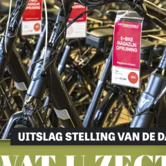 Rijen elektrische fietsen in de uitverkoop. De vraag "hoe oud moet je zijn voor een elektrische fiets" wordt hier niet beantwoord, maar de fietsen zijn wel aantrekkelijk geprijsd.