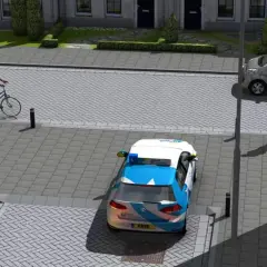 Een fietser van rechts nadert een kruispunt. Een ANWB-auto staat stil, een grijze auto rijdt door.