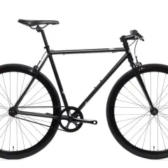 Een zwarte fixie fiets, minimalistisch en stijlvol. Dit type fiets, een fixie, heeft een vaste versnelling.