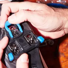 Handen stellen de schoenplaatjes af voor een optimale fietspositie.