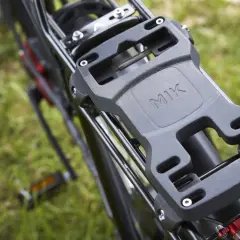 Zwarte MIK-systeem fietsdrager, klaar voor gebruik. Voorkom diefstal door je fiets goed te beveiligen.