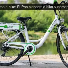 Witte elektrische fiets zonder accu, met Pi-Pop logo. Deze fiets gebruikt supercondensator technologie voor ondersteuning.