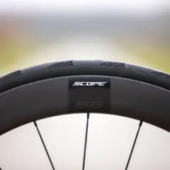 Zwarte velghoogte racefiets van Scope, met SS-logo.