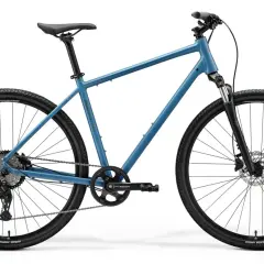 Blauwe stadsfiets met verende voorvork en schijfremmen. Ideaal om een stadsfiets te kopen voor dagelijks gebruik.
