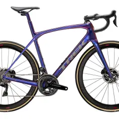 Glimmende paarse racefiets dames met aerodynamisch frame en Bontrager wielen. Klaar voor elke rit!