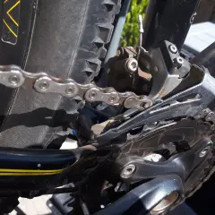 De ketting loopt van voorblad af, de derailleur is zichtbaar.