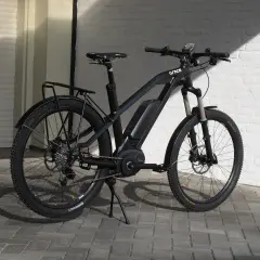 Zwarte elektrische fiets van GRACE met Bosch motor. Benieuwd wat een verzekering voor een elektrische fiets kost?