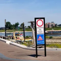 Verkeersbord: verboden voor fietsers, tenzij ontheffing. Daaronder een bord met camera-icoon en 'controle'.