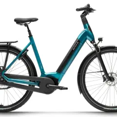 Een turquoise snelle stadsfiets met een geïntegreerde accu en bagagedrager, klaar voor elke rit.