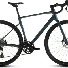 Grijze Cube Nuroad Race gravelbike, klaar voor een avontuurlijke rit. Deze fiets is perfect voor een cube nuroad race review.