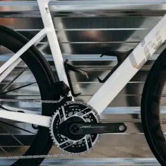 Witte racefiets heren met zwarte velgen en een SRAM RED aandrijving. Klaar voor elke rit.