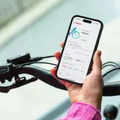 Telefoon toont status van e-bike accu opladen en software update. De Bosch eBike accu is 86% geladen.