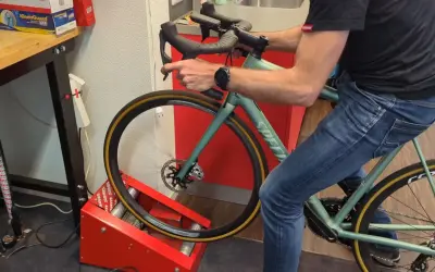 Man op een hometrainer, de schijfremmen inremmen door herhaaldelijk te remmen.