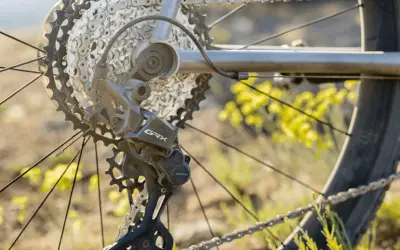 Close-up van een fiets derailleur, met de ketting en tandwielen. De derailleur afstellen is cruciaal voor soepel schakelen.