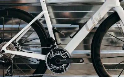 Witte racefiets heren met zwarte velgen en een SRAM RED aandrijving. Klaar voor elke rit.