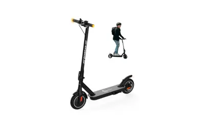 Zwarte bsp e volt urban ec10 step met verlichting. Een jongen rijdt op een identieke step op de achtergrond.