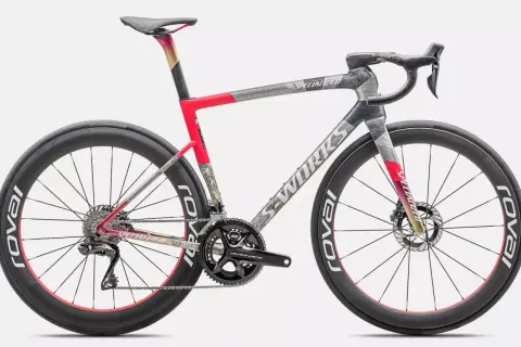 Racefiets met uniek patroon, een mix van grijs, rood en goud. Een fiets die je een andere kleur kunt geven met deze opvallende design.