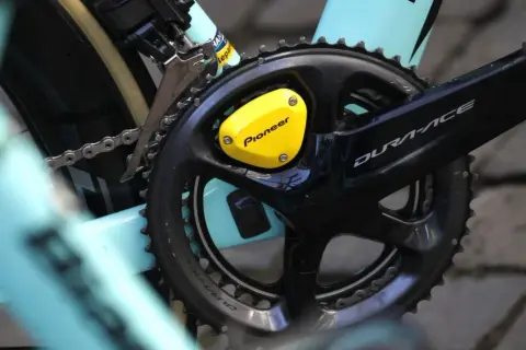 Fiets met Shimano Dura-Ace crankstel en gele Pioneer vermogensmeter. Controleer op de shimano terugroepactie.