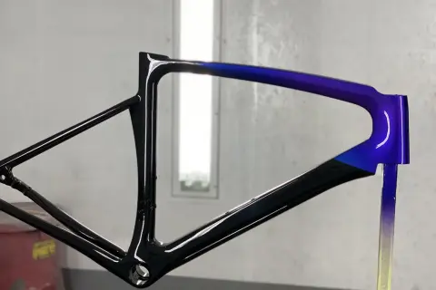 Fietsframe met glanzende zwarte en paarse gradiënt lak. Klaar voor het fiets verven project.
