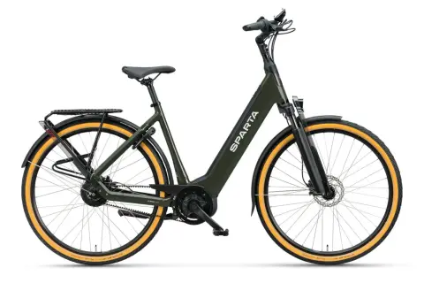 Groene Sparta Ion e-Speed e-bike met gele banden en bagagedrager. Klaar voor snelle, comfortabele ritten.