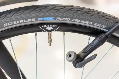 Fietspomp bevestigd aan ventiel voor meer druk voorwielen. Schwalbe Road Cruiser band.