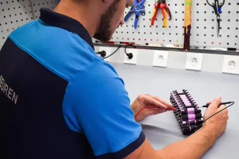 Monteur test batterijpakket voor elektrische fiets, mogelijk na problemen met een Sparta.