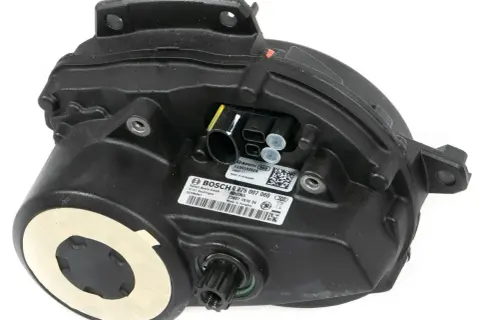 Zwarte Bosch Performance Line 65nm motor voor e-bikes, met label en aansluitingen.