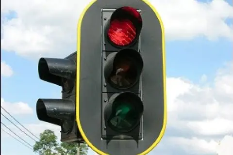 Verkeerslicht met rood licht aan, een waarschuwing voor een mogelijke boete rood licht.