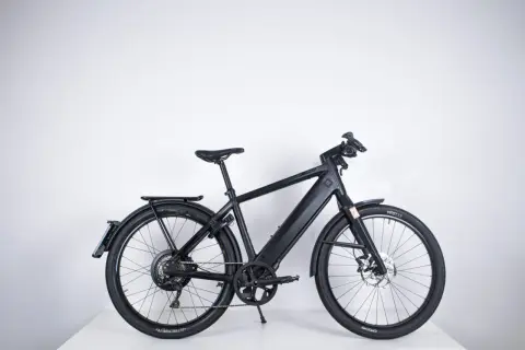 Zwarte speed pedelec met een krachtige motor en accu, ideaal voor snelle woon-werkverkeer.