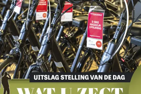 Rijen elektrische fietsen in de uitverkoop. De vraag "hoe oud moet je zijn voor een elektrische fiets" wordt hier niet beantwoord, maar de fietsen zijn wel aantrekkelijk geprijsd.