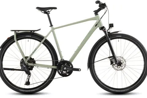 Lichtgroene Cube Kathmandu fiets, framemaat 54, met bagagedrager, spatborden en Schwalbe Marathon Mondial banden. Klaar voor avontuur!