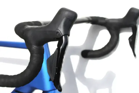 Zwarte racefiets stuur met Shimano Ultegra vs 105 shifters, klaar voor de rit.
