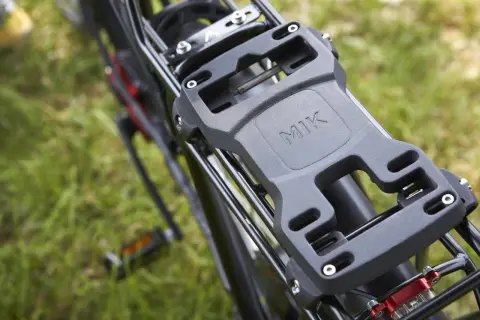 Zwarte MIK-systeem fietsdrager, klaar voor gebruik. Voorkom diefstal door je fiets goed te beveiligen.