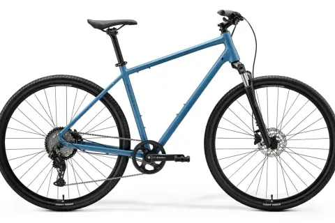 Blauwe stadsfiets met verende voorvork en schijfremmen. Ideaal om een stadsfiets te kopen voor dagelijks gebruik.