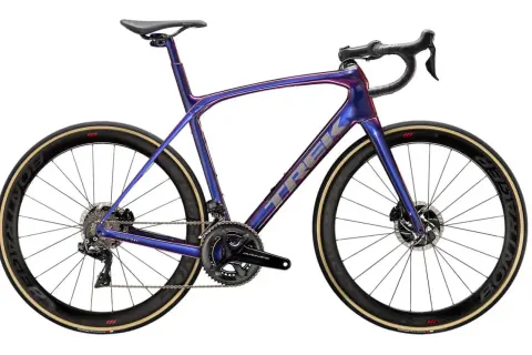 Glimmende paarse racefiets dames met aerodynamisch frame en Bontrager wielen. Klaar voor elke rit!