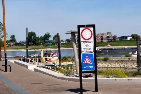 Verkeersbord: verboden voor fietsers, tenzij ontheffing. Daaronder een bord met camera-icoon en 'controle'.