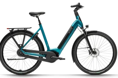 Een turquoise snelle stadsfiets met een geïntegreerde accu en bagagedrager, klaar voor elke rit.